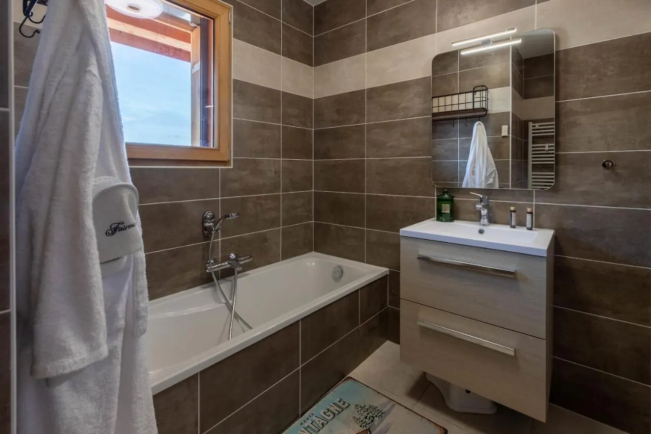 Апартаменты Chalet Des Anges With Outside Hot Tube ! Мерибель